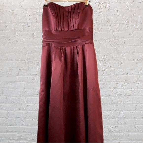 𝅺david’s Bridal maroon strapless bridesmaids gown and/or prom dress - Picture 1 of 8